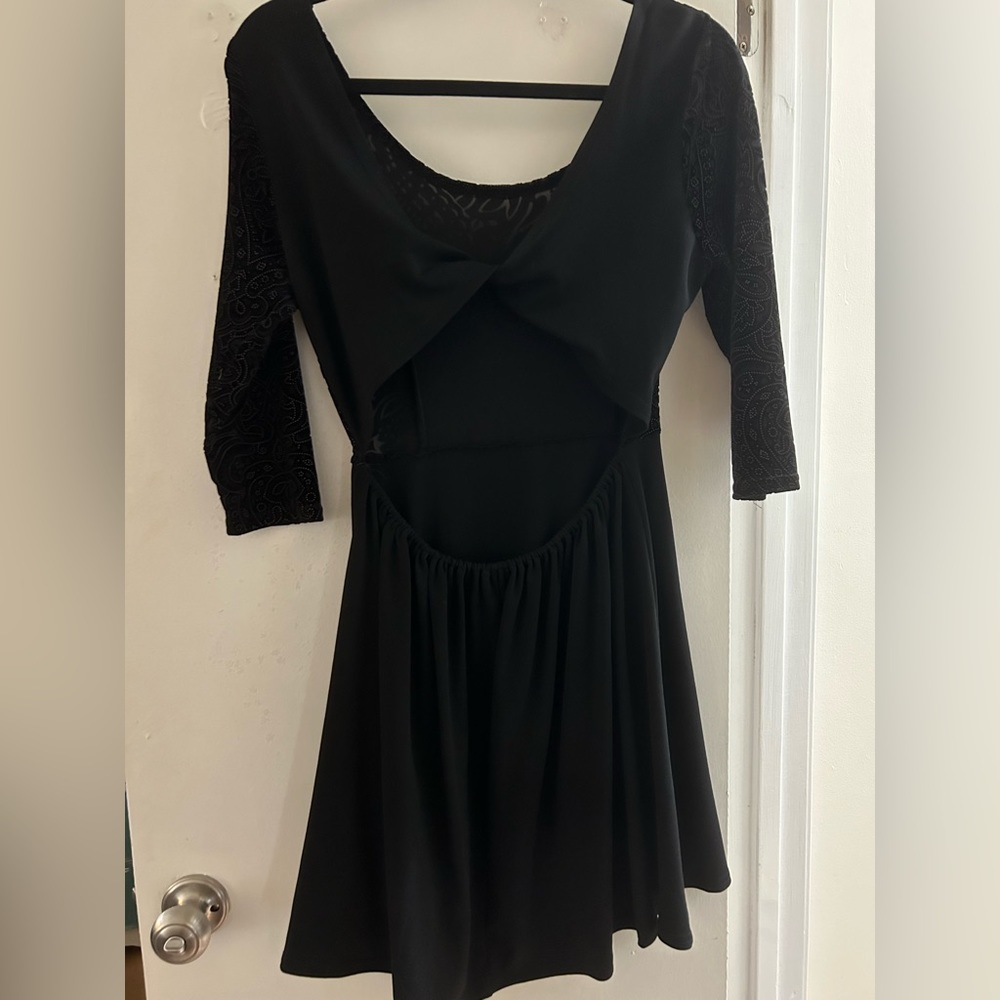 En crème black skater dress with open back & elastic waist. Excellent condition!